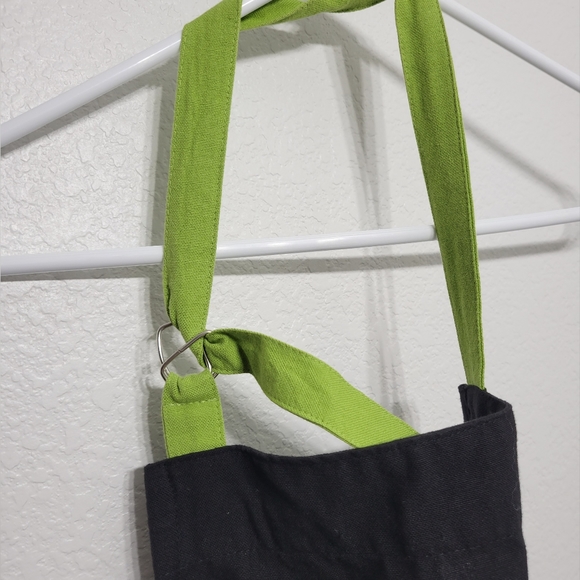 "Queen Of Everything" Kitchen Apron with pockets - Picture 4 of 5